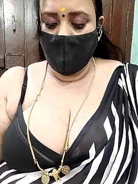 Snapshot of ashikaa_r chatting on 11.02.25 ashikaa r online show from 11.02.25