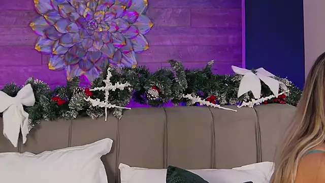 LoraDevine online show from 12.15.25