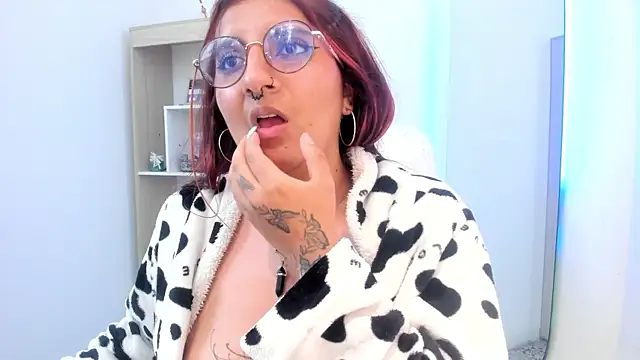 Snapshot of Alliccee chatting on 12.28.24 Alliccee online show from 12.28.24