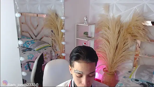 Jonesliam23 online show from 11.11.25