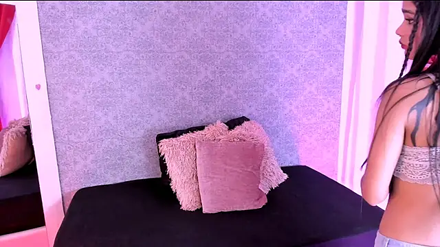 Snapshot of CatrinaRossi chatting on 12.20.24 CatrinaRossi online show from 12.20.24