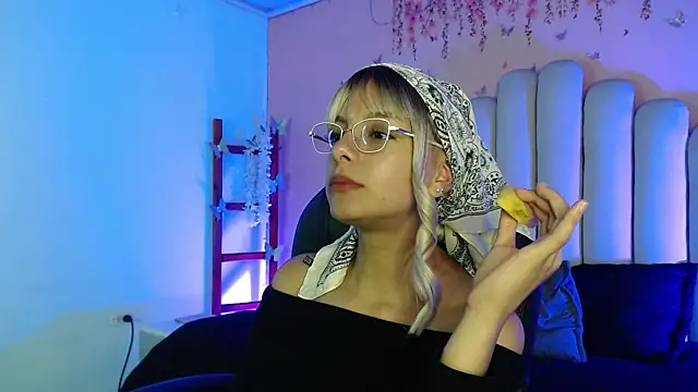 Snapshot of peyton_golden1 chatting on 10.15.25 peyton golden1 online show from 10.15.25