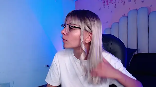 Snapshot of peyton_golden1 chatting on 10.17.25 peyton golden1 online show from 10.17.25