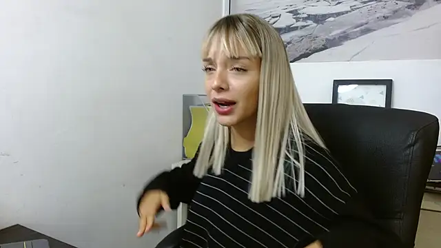 Snapshot of peyton_golden1 chatting on 11.21.25 peyton golden1 online show from 11.21.25