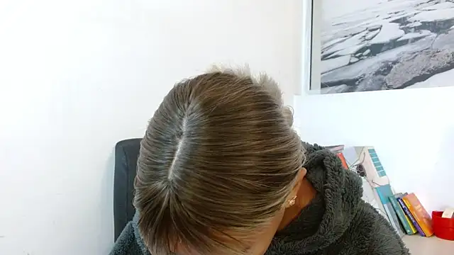 Snapshot of peyton_golden1 chatting on 11.22.25 peyton golden1 online show from 11.22.25