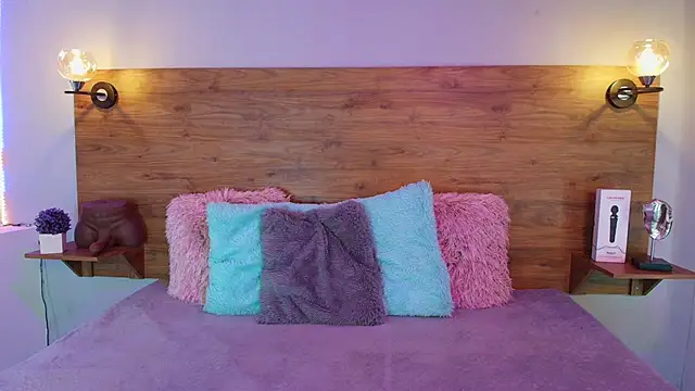 MOLLYWOODD online show from 09.25.25