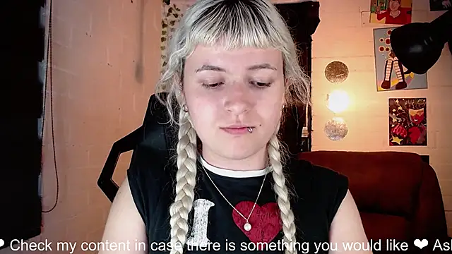 Snapshot of NEXT_DOOR_GIRL_ chatting on 01.22.25 NEXT DOOR GIRL  online show from 01.22.25