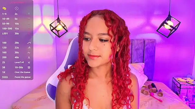 Snapshot of Sophiee_Velvet chatting on 10.13.25 Sophiee Velvet online show from 10.13.25