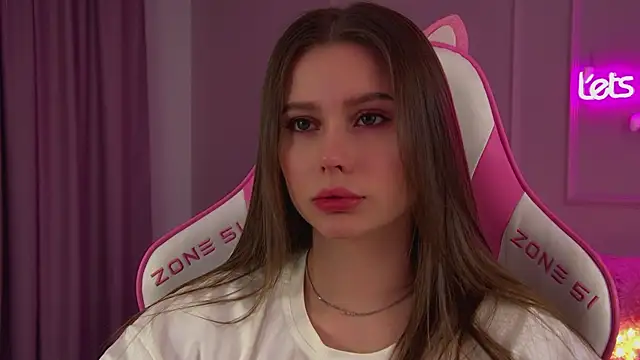 Snapshot of DianaVert chatting on 12.18.25 DianaVert online show from 12.18.25