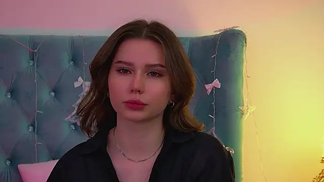 Snapshot of DianaVert chatting on 12.20.25 DianaVert online show from 12.20.25