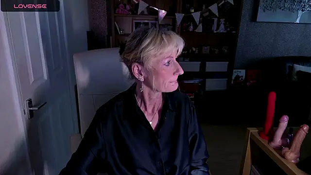 Snapshot of TopazCamgirl chatting on 12.13.24 TopazCamgirl online show from 12.13.24