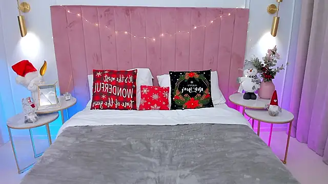 Snapshot of MilaVoxx chatting on 12.23.24 MilaVoxx online show from 12.23.24