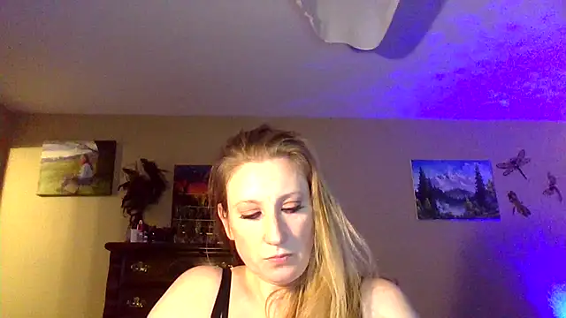 Snapshot of lilyhornyhousewife chatting on 01.13.25 lilyhornyhousewife online show from 01.13.25