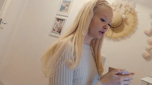 Snapshot of Blondecandie chatting on 01.27.25 Blondecandie online show from 01.27.25