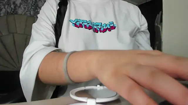 larissa01  online show from 03.14.25