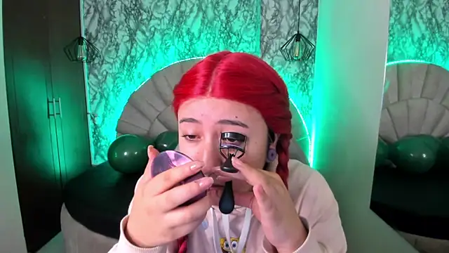 larissa01  online show from 03.18.25