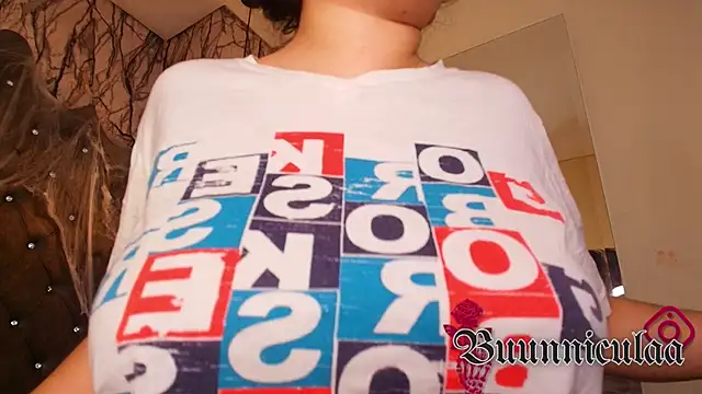 larissa01  online show from 10.13.25