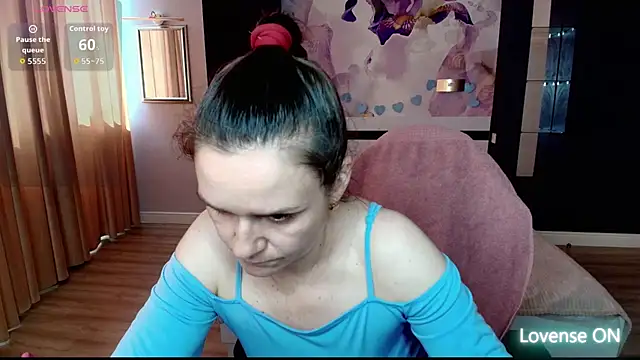 Snapshot of AriaGray chatting on 06.17.26 AriaGray online show from 06.17.26
