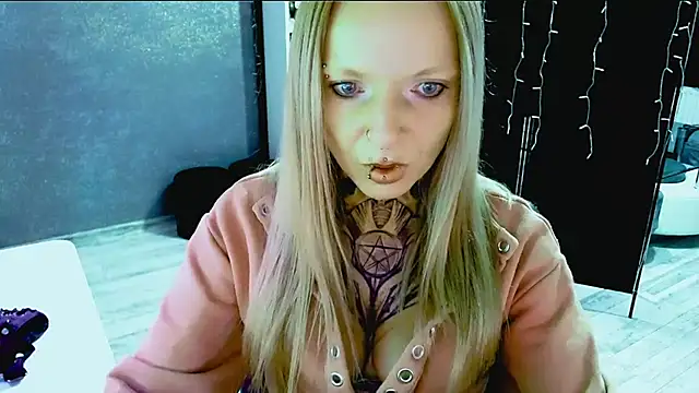 Snapshot of InesGold chatting on 09.18.25 InesGold online show from 09.18.25