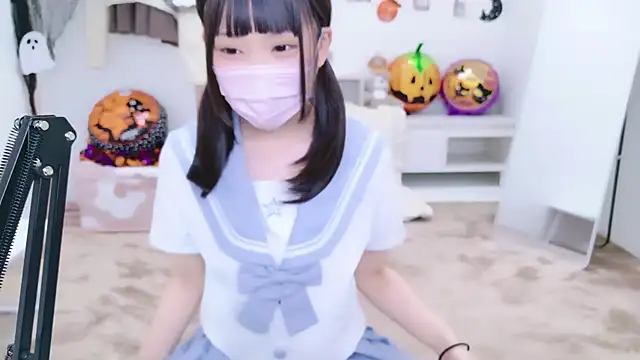 Snapshot of x-naru-x chatting on 10.27.25 x-naru-x online show from 10.27.25