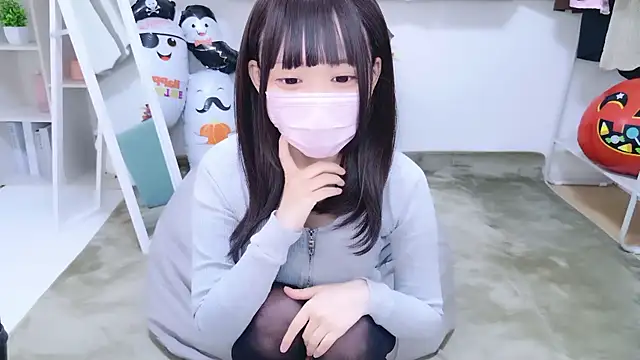 Snapshot of x-naru-x chatting on 10.28.25 x-naru-x online show from 10.28.25