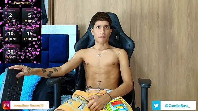 Snapshot of _CamiloBass chatting on 11.06.25 CamiloBass online show from 11.06.25