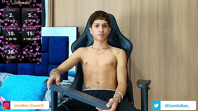 Snapshot of _CamiloBass chatting on 11.13.25 CamiloBass online show from 11.13.25