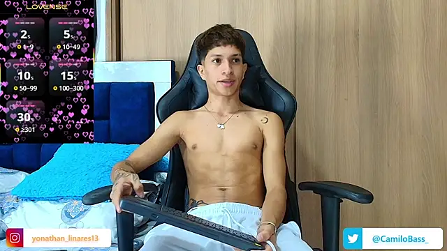 Snapshot of _CamiloBass chatting on 11.21.25 CamiloBass online show from 11.21.25