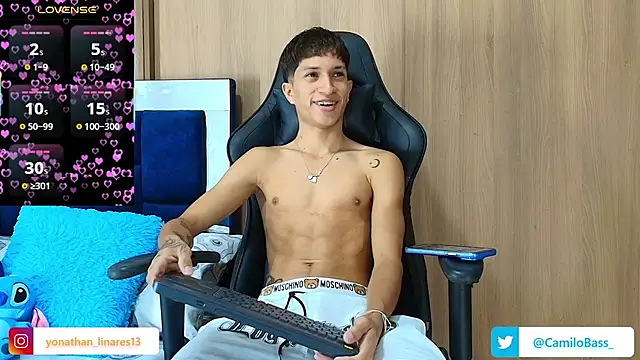 Snapshot of _CamiloBass chatting on 11.23.25 CamiloBass online show from 11.23.25