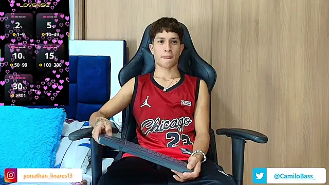 Snapshot of _CamiloBass chatting on 11.26.25 CamiloBass online show from 11.26.25