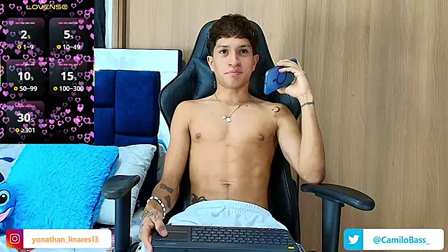 Snapshot of _CamiloBass chatting on 11.30.25 CamiloBass online show from 11.30.25