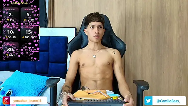 Snapshot of _CamiloBass chatting on 12.04.25 CamiloBass online show from 12.04.25