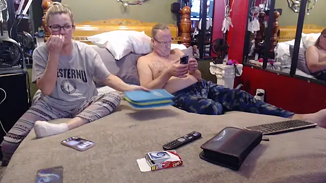 Snapshot of smallandyummy chatting on 11.30.25 smallandyummy online show from 11.30.25