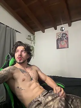 Snapshot of Valentino_Xander chatting on 10.29.25 Valentino Xander online show from 10.29.25