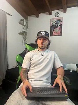 Snapshot of Valentino_Xander chatting on 11.21.25 Valentino Xander online show from 11.21.25