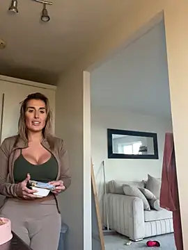 UKSYDNEYFOX online show from 02.24.25