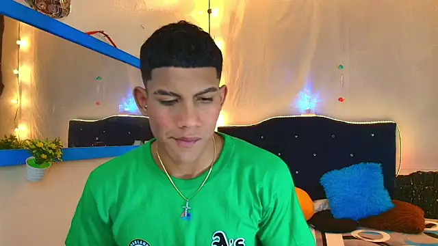 Snapshot of Damian_latinxxx chatting on 02.14.25 Damian latinxxx online show from 02.14.25