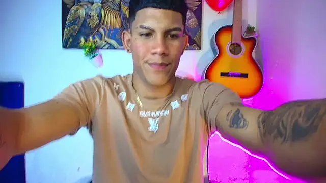 Snapshot of Damian_latinxxx chatting on 02.15.25 Damian latinxxx online show from 02.15.25