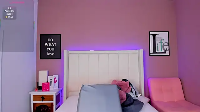 Britanymooree online show from 11.11.25