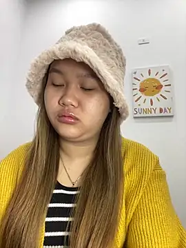 Snapshot of Odette68 chatting on 11.29.25 Odette68 online show from 11.29.25