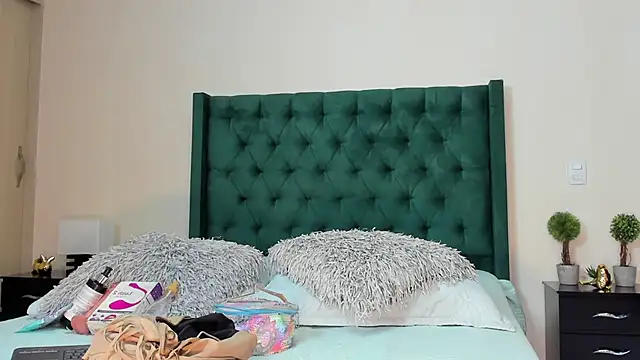 Snapshot of Orianaa_Kade chatting on 12.05.24 Orianaa Kade online show from 12.05.24