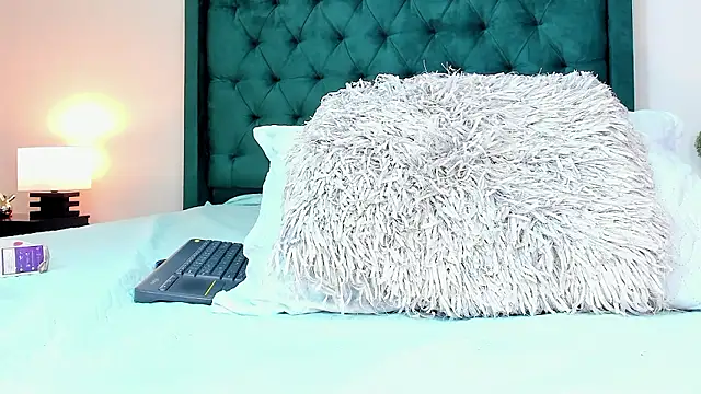 Snapshot of Orianaa_Kade chatting on 12.05.24 Orianaa Kade online show from 12.05.24