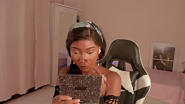 Snapshot of SavannahWildee chatting on 12.10.24 SavannahWildee online show from 12.10.24