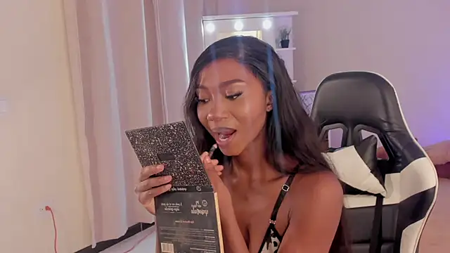 Snapshot of SavannahWildee chatting on 03.10.25 SavannahWildee online show from 03.10.25