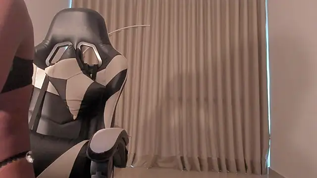 Snapshot of SavannahWildee chatting on 10.04.25 SavannahWildee online show from 10.04.25