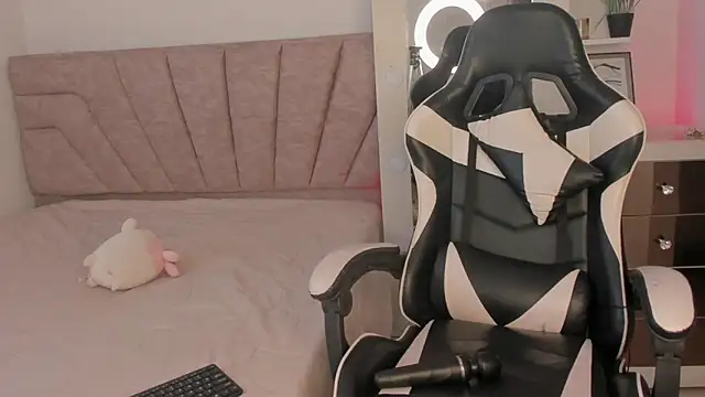 Snapshot of SavannahWildee chatting on 10.15.25 SavannahWildee online show from 10.15.25