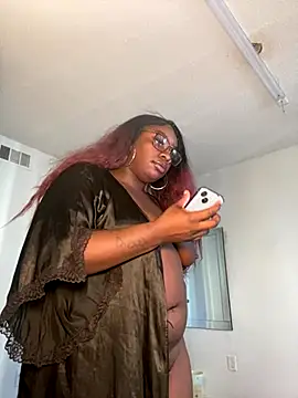 Snapshot of LillShayy chatting on 10.12.25 LillShayy online show from 10.12.25