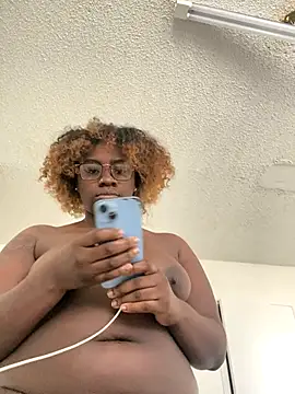 Snapshot of LillShayy chatting on 11.06.25 LillShayy online show from 11.06.25