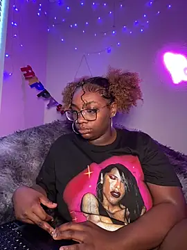 Snapshot of LillShayy chatting on 11.08.25 LillShayy online show from 11.08.25