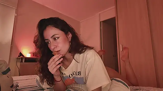 Snapshot of juanasnz99 chatting on 11.24.25 juanasnz99 online show from 11.24.25